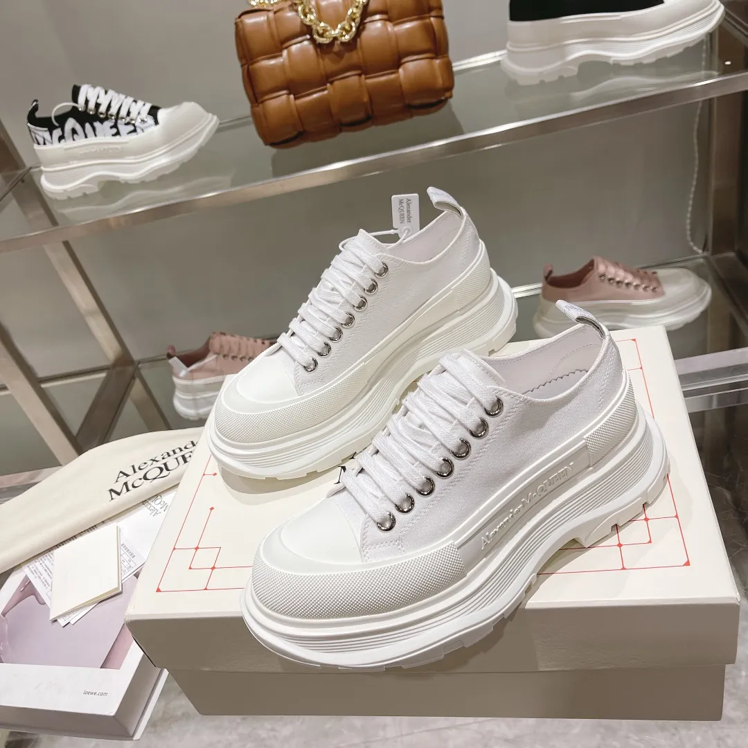 👟👟Ex-factory price 480👟👟 Hot item. Official website new colors factory direct sales! The latest version of Alexander McQueen's men's and women's couple's model is a hit👑Purchasing agent version. Original version 1:1. Fabric: original imported waterproof canvas. Lining: imported water chestnut sheepskin, strong, stain-resistant and breathable. Insole: Imported silk lining Outsole: T👟👟Ex-factory price U several layers of original combination sole (not an ordinary sole on the market) Packaging: Comes with original shoe box, cloth bag, certificate card Code number: 34-45